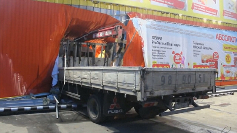 Камион се вряза в супермаркет в руския град Иркутск По