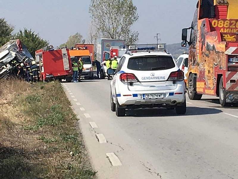 Двама шофьори на ТИР загинаха след челен удар в отсечката