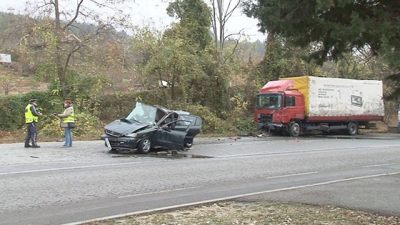 Катастрофа между лека кола и камион на пътя Добрич