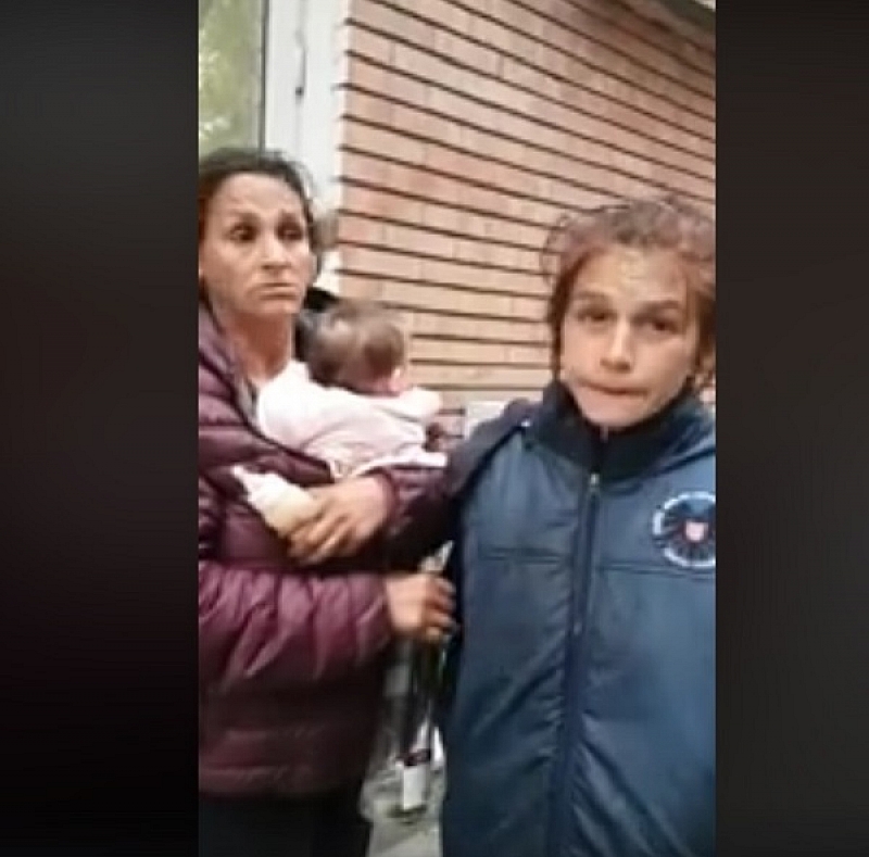 Полуголото бебе забелязано по улиците на София с две жени