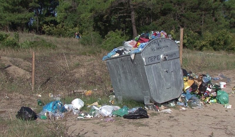 Плажът Корал потъна в боклуци Според туристите сметта не е