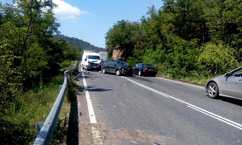 Верижна катастрофа между четири автомобила затапи главен път Е-79 край