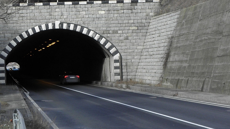 Тунел Кривия в Кресненското дефиле остана без осветление във вторник