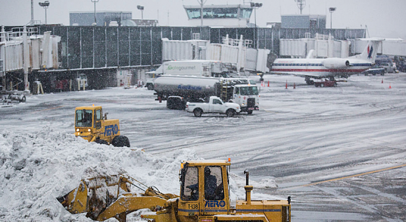 Силният снеговалеж в София наложи закъснение или отмяна на полети