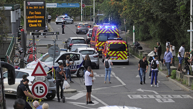 Смъртоносна атака във Франция вероятно е терористично нападение. 19-годишен младеж