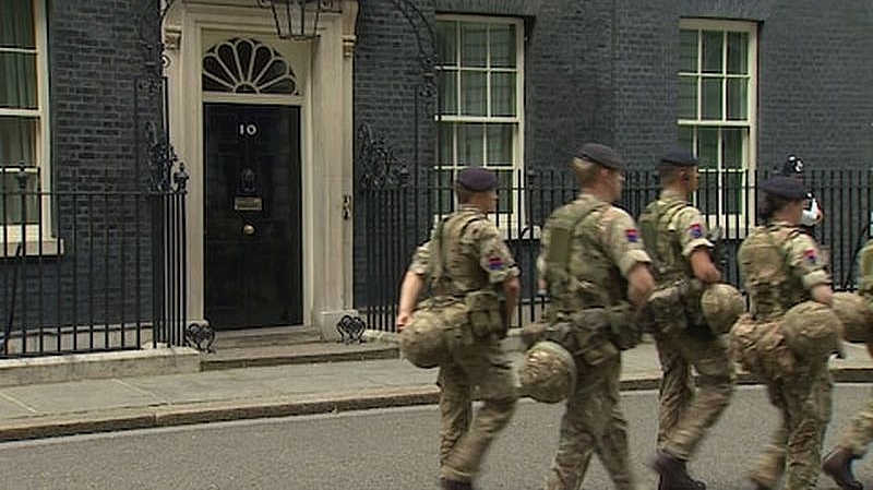 Тежковъоръжени военни патрулират в британската столица Лондон след днешния атентат