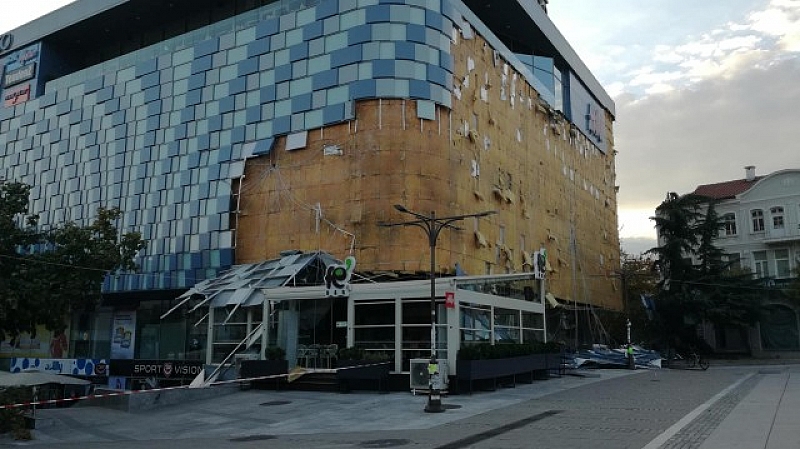 Силен вятър събори фасадата на търговсккия център в Благоевград Паднала е