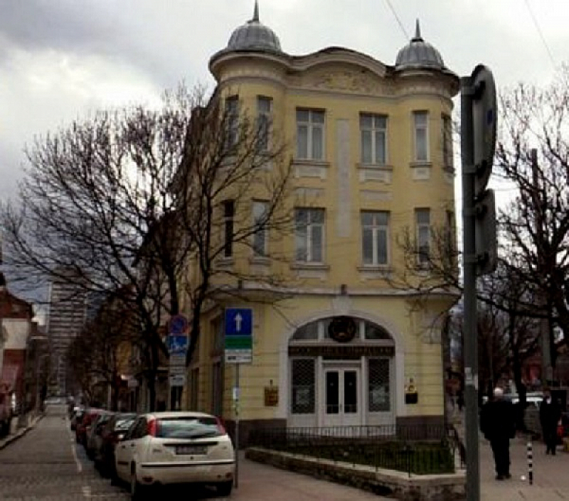 Родолюбивият българин Димитър Станишев е дарил сградата, в която се
