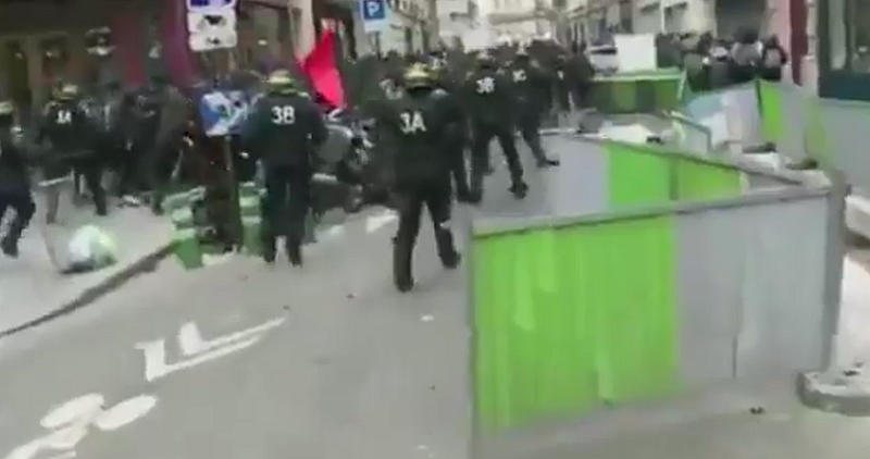 Трета нощ на анархия и сблъсъци с полицията във френския
