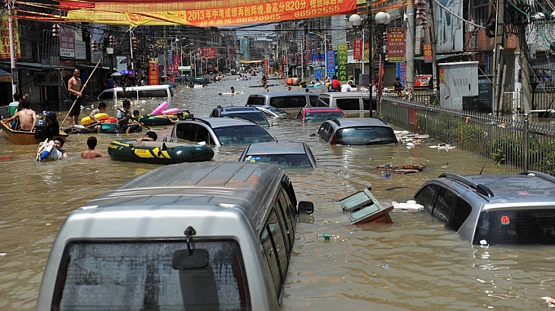 Наводнения доведоха до масова евакуация в южната провинция Гуандун Заради