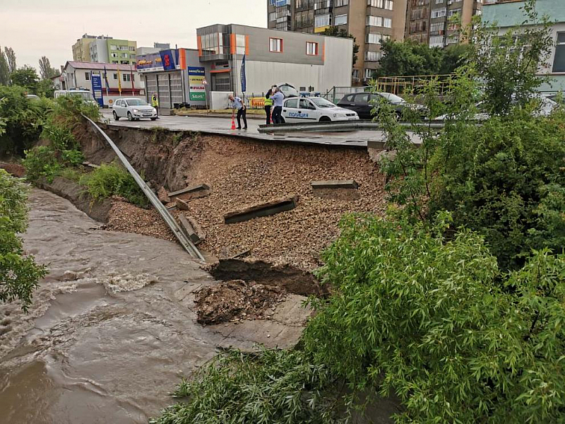 Проливният дъжд в Търговище допринесе до рухването на подпорна сетна