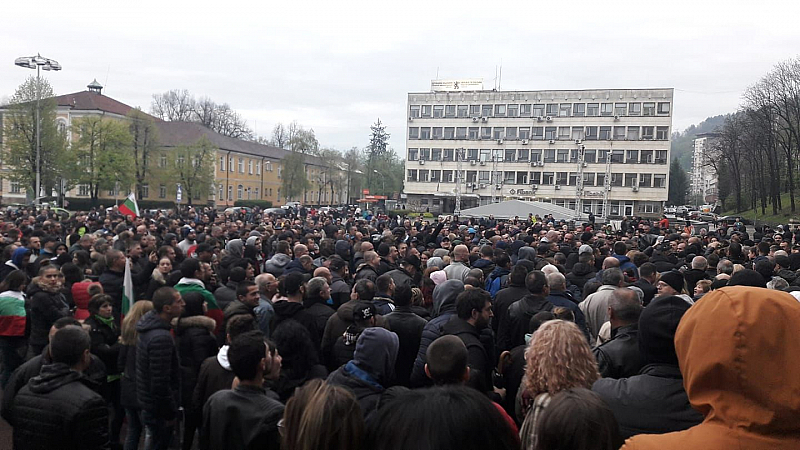 В Габрово започна поредният протест На него присъстват двойно повече