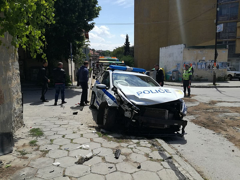 Лек автомобил “Мерцедес блъсна полицейска патрулка на кръстовище в Сандански,
