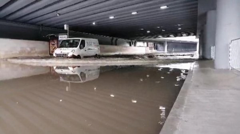 Силен пороен дъжд отново остави Пловдив под вода съобщават местните