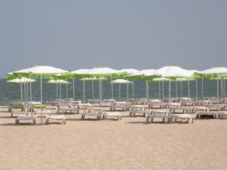 Офицерският плаж във Варна е покрит изцяло с пясък от