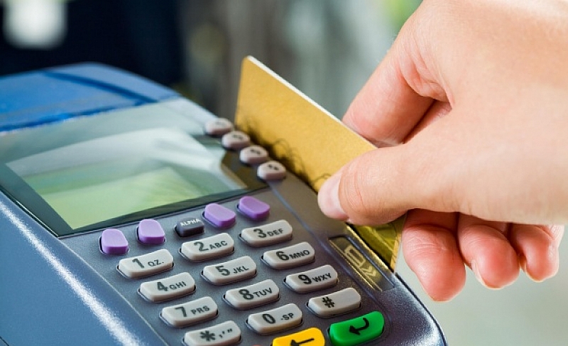 Двадесет и шест процента от българите плащат с дебитна карта