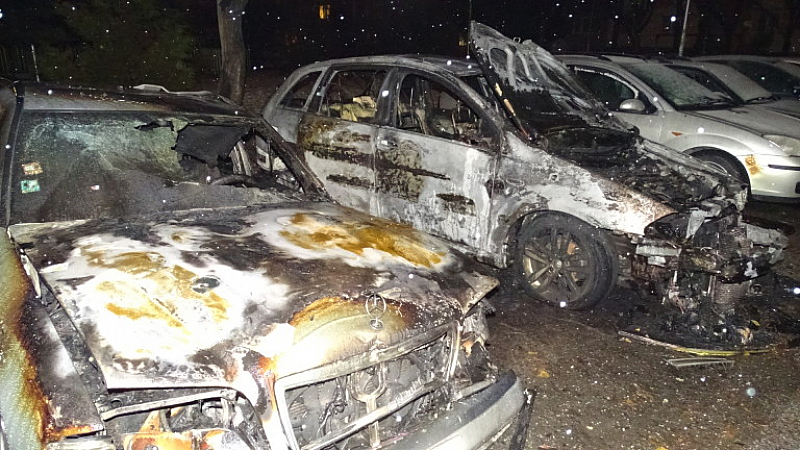 Два автомобила изгоряха миналата нощ в Козлодуй Те са собственост