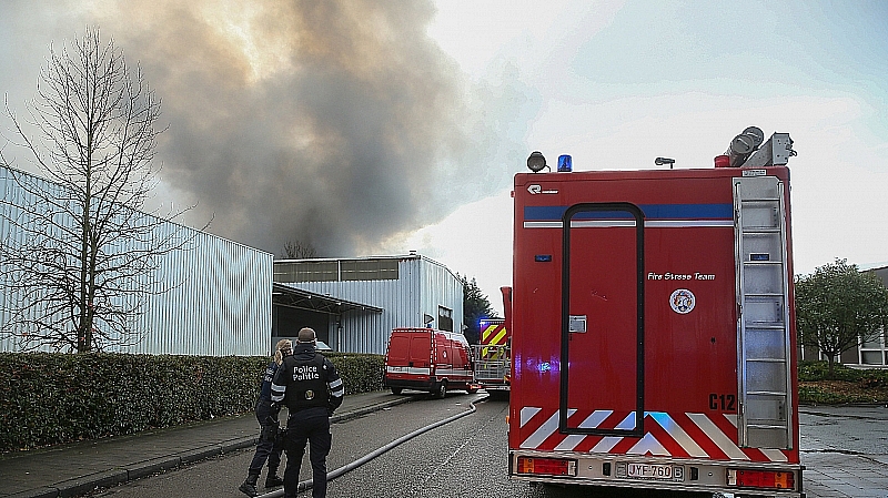 Столични огнеборци гасят пожар възникнал в сграда в жилищен комплекс