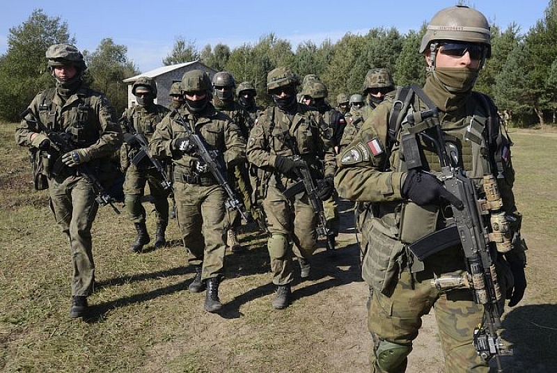 Полша ще увеличи двойно броя на военнослужещите Това ще стане