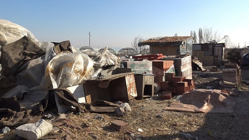 15 от незаконните постройки в ромската махала във Войводиново са