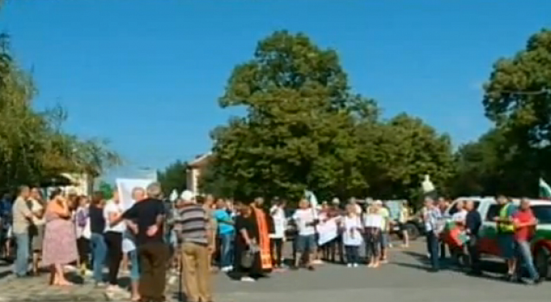 Жителите на пет пловдивски села излязоха на протест тази сутрин