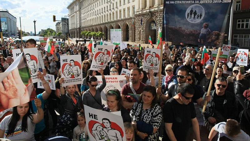 Родители излизат на протести в София и в редица големи