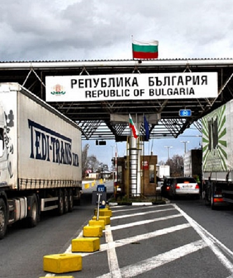 По първоначални данни тир с българска регистрация се е обърнал