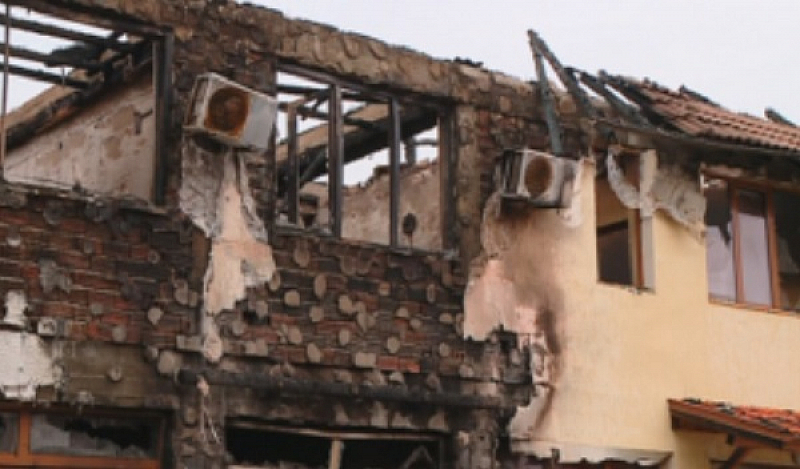 Пожар унищожи хотел в Първомай Няма пострадали хора но са