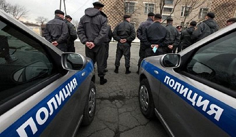 Въоръжен мъж откри стрелба по полицаи в центъра на руската