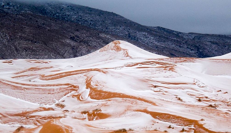 Сняг падна в пустинята Сахара, близо до алжирския град Айн