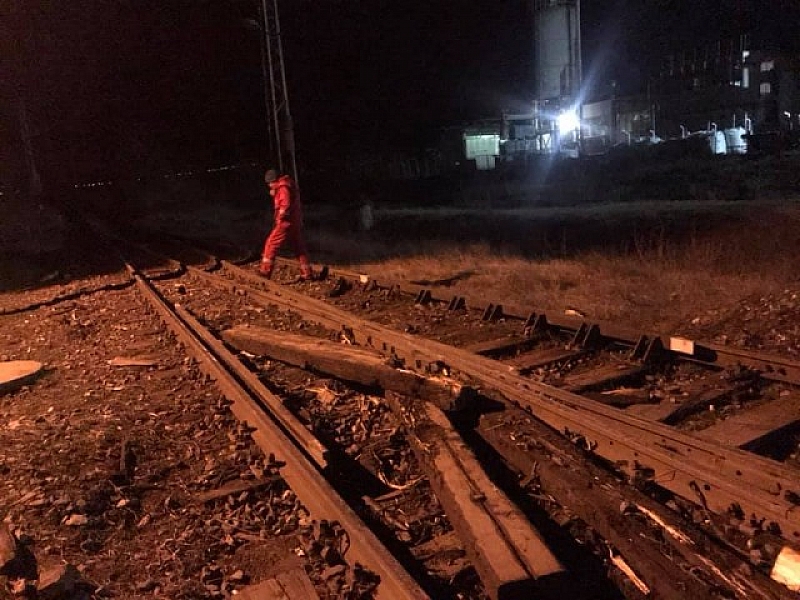Товарен влак е дерайлирал между гарите Шивачево и Твърдица.Дерайлирали са