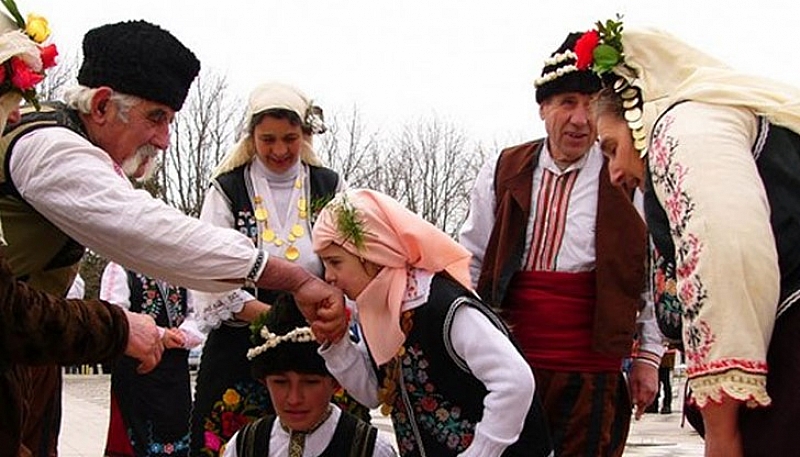 Православните християни отбелязват празника Сирни заговезни известен още като Прошки