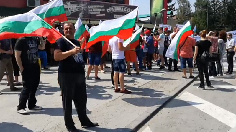 Протест блокира движението по главния път София-Варна. Животновъди приеха декларация