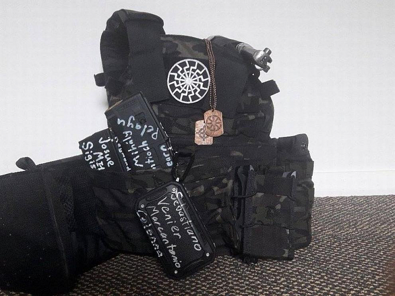 Върху оръжията на австралийския терорист Брентън Тарант който участва в