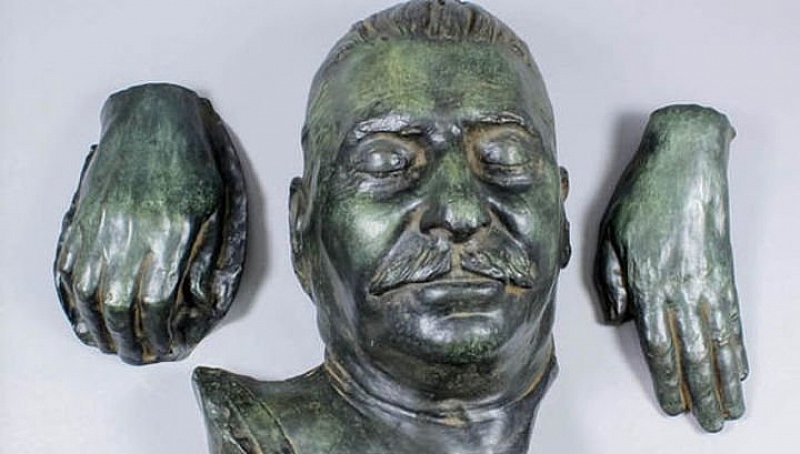 Посмъртната маска на Сталин който умира през 1953 г е