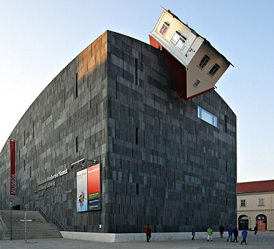 11._erwin_wurm_house_attack_viena_austria.jpg