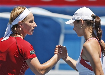 aus-open-kuznetsova-greets-pironkova.jpg