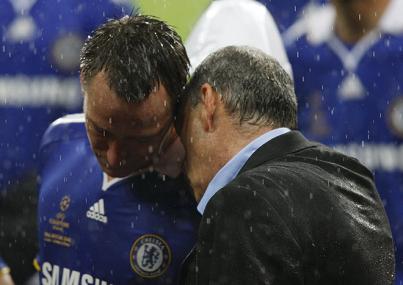 champs-lge-final-11-chelsea-john-terry-commiserates-with-avram-grant.jpg champs-lge-final-11-chelsea-john-terry-commiserates-with-avram-grant.jpg