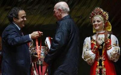 champs-lge-final-12-michel-platini-bobby-charlton.jpg champs-lge-final-12-michel-platini-bobby-charlton.jpg