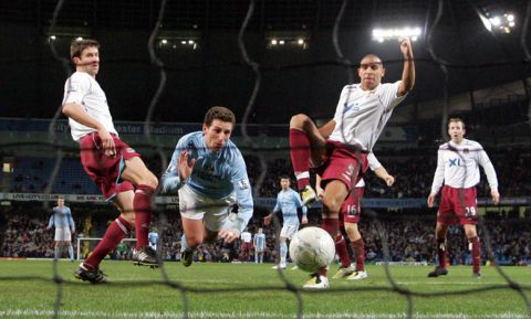elano-scores-between-upson-ferdinand.jpg