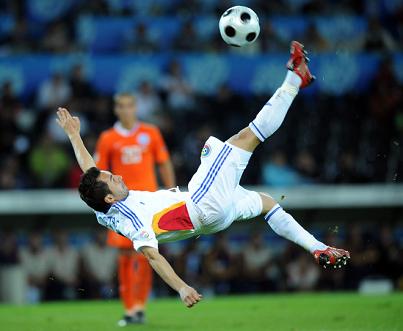euro2008-romania-florentin-petre-kick.jpg