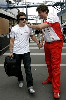 ferrari-mechanic-greets-alonso-after-brazilgp.jpg