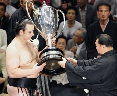kotooshu-accepts-cup-from-kitanoumi-chair-jsumoassociation.jpg