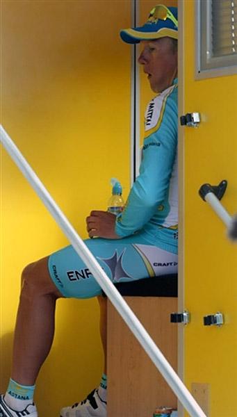 vino-waits-in-the-anti-doping-car-control.jpg vino-waits-in-the-anti-doping-car-control.jpg