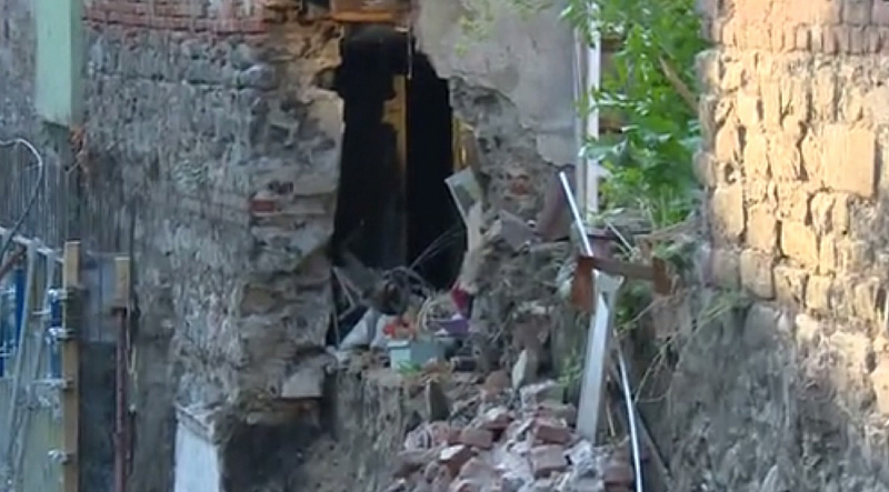 Част от стара къща се срути в изкоп за нова