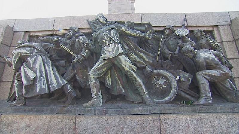 Паметникът на Съветската армия в София е залят с блажна