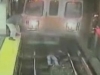 Пияна спасена по чудо от връхлитащото я метро