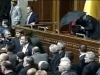 Бой, димки и стрелба с яйца в парламента на Украйна