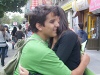 Младежи прегръщаха минувачи в София