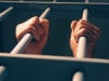 Надзирател снабдява затворници с мобилни телефони